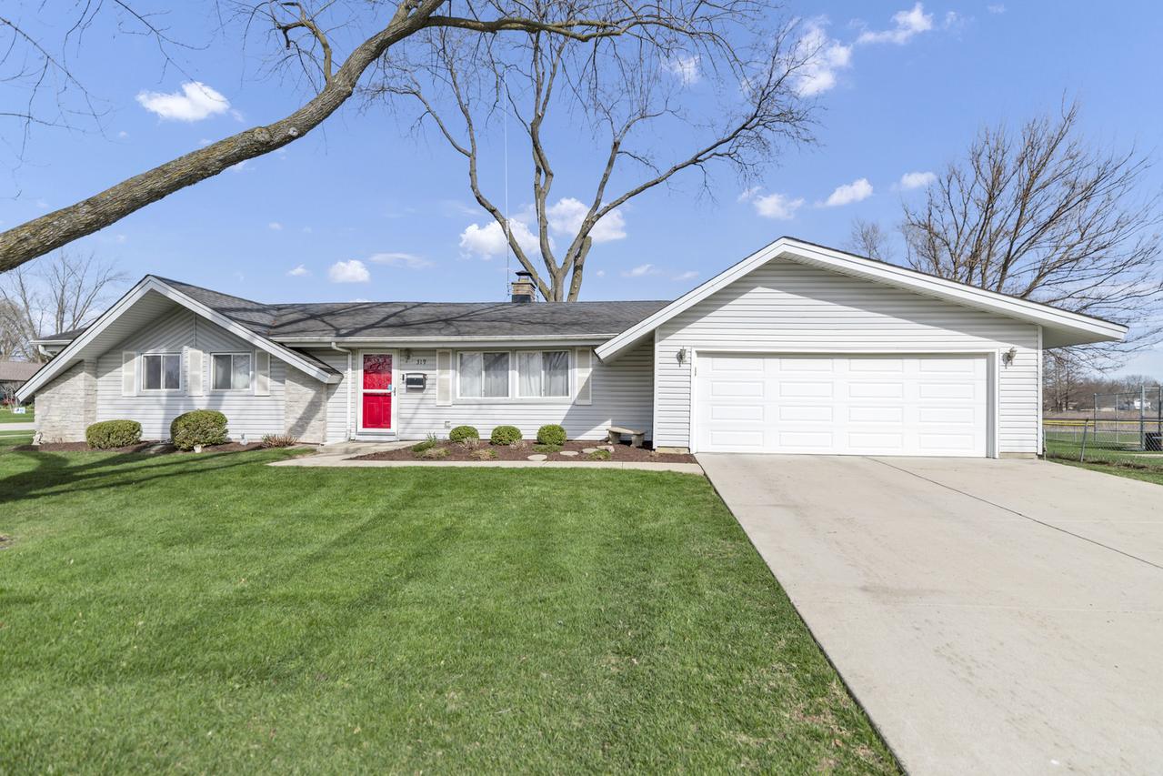319 S Braintree Dr., Schaumburg, IL 60193