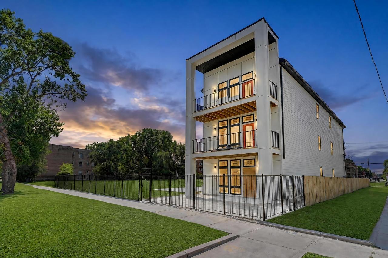 5302 S Prairie Ave., Chicago, IL 60615