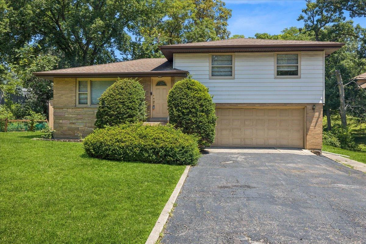 208 Forest Ave., Willow Springs, IL 60480