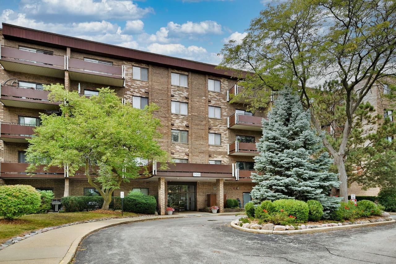 700 Wellington Ave. #207, Elk Grove Village, IL 60007
