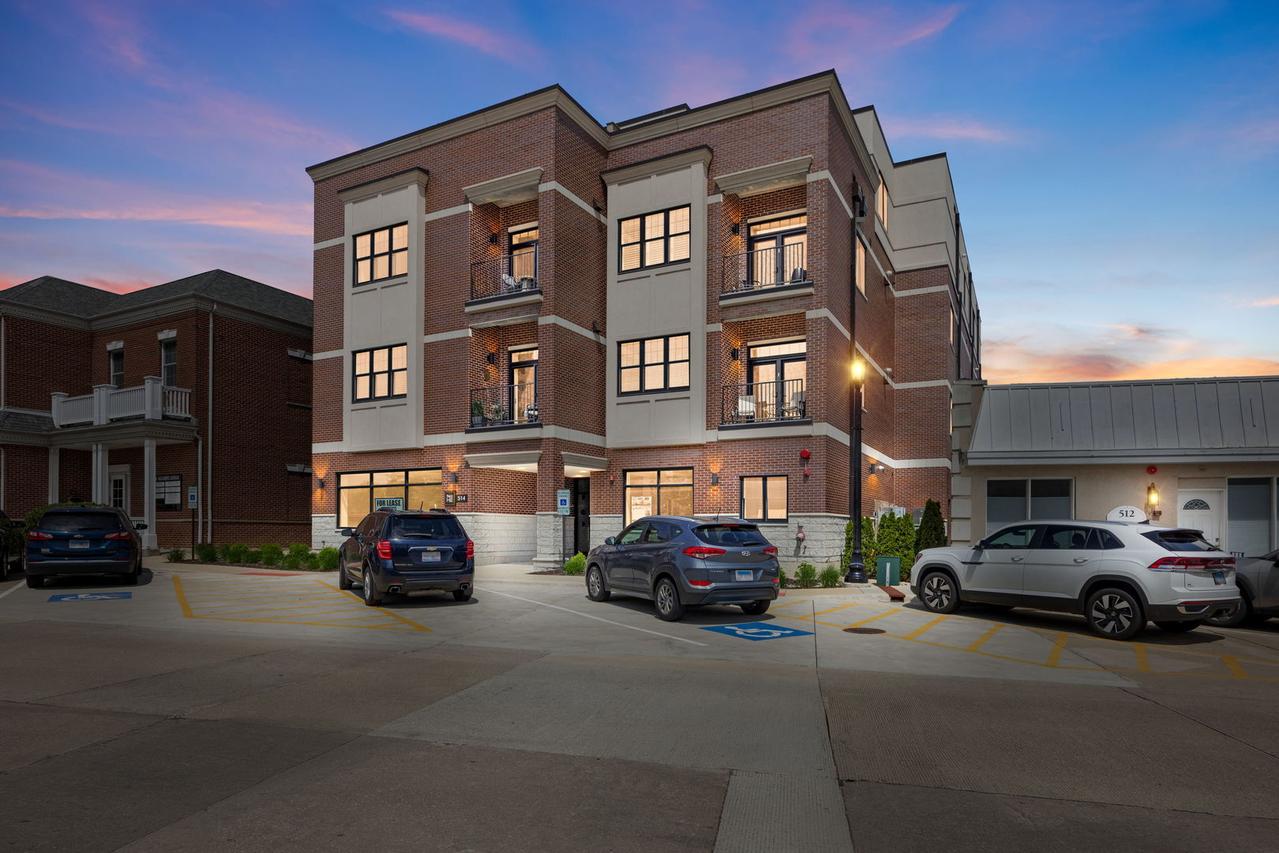 514 Hillgrove Ave. #202, Western Springs, IL 60558