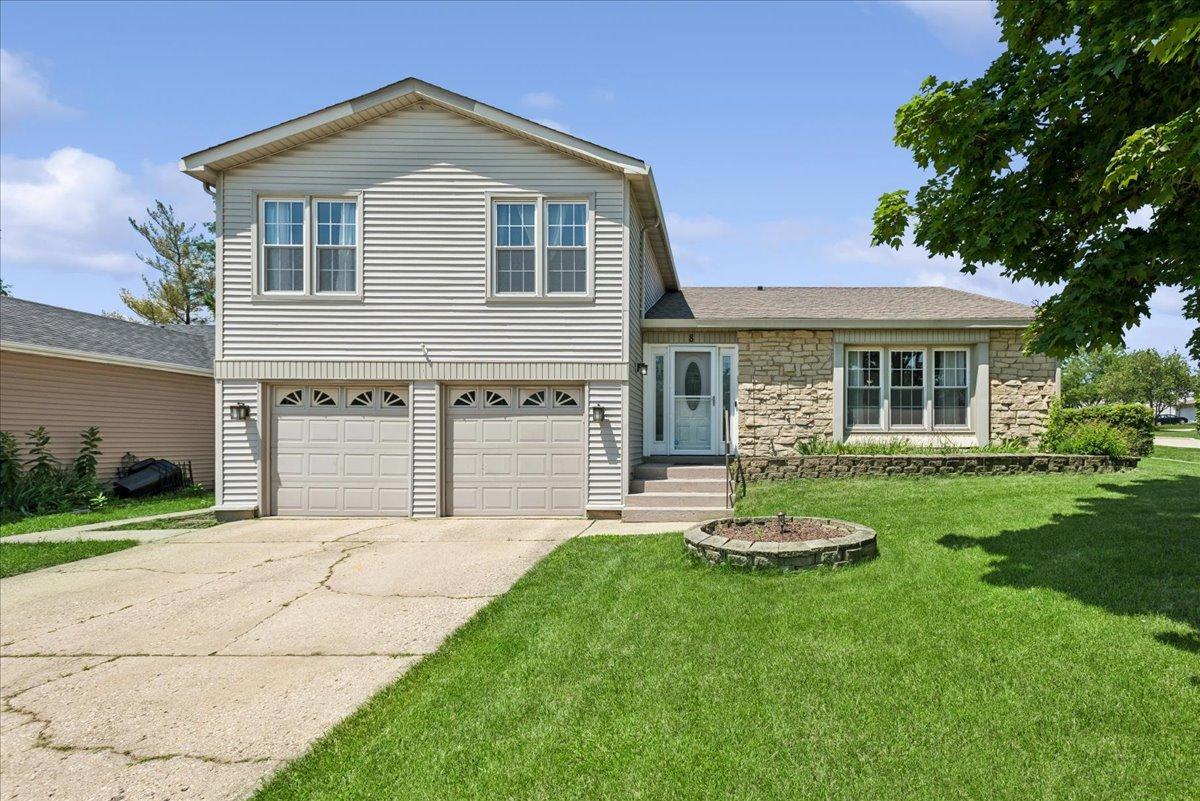 8 Auburn Dr., Glendale Heights, IL 60139