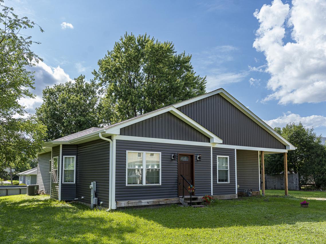 16 Grove St., Bristol, IL 60512