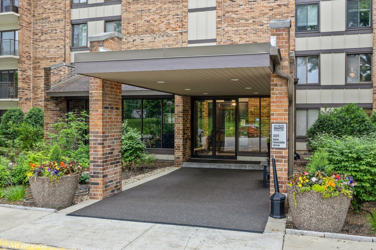 301 Lake Hinsdale Dr. #404, Willowbrook, IL 60527