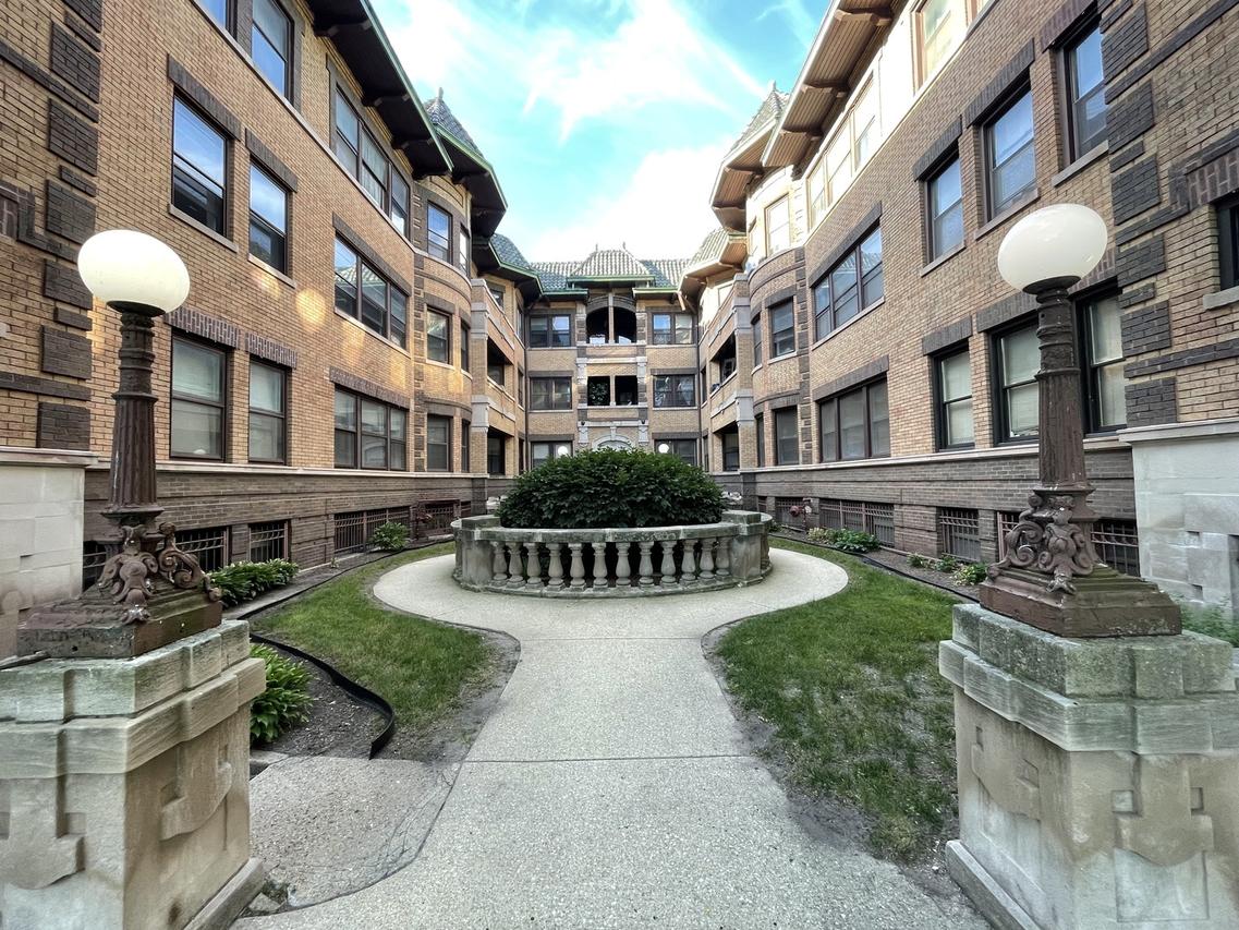 945 E Hyde Park Blvd. #3, Chicago, IL 60615