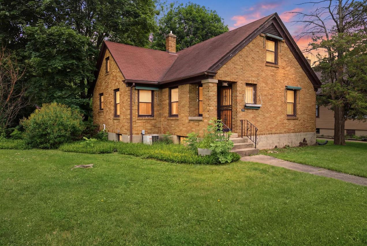 45 N Aldine St., Elgin, IL 60123