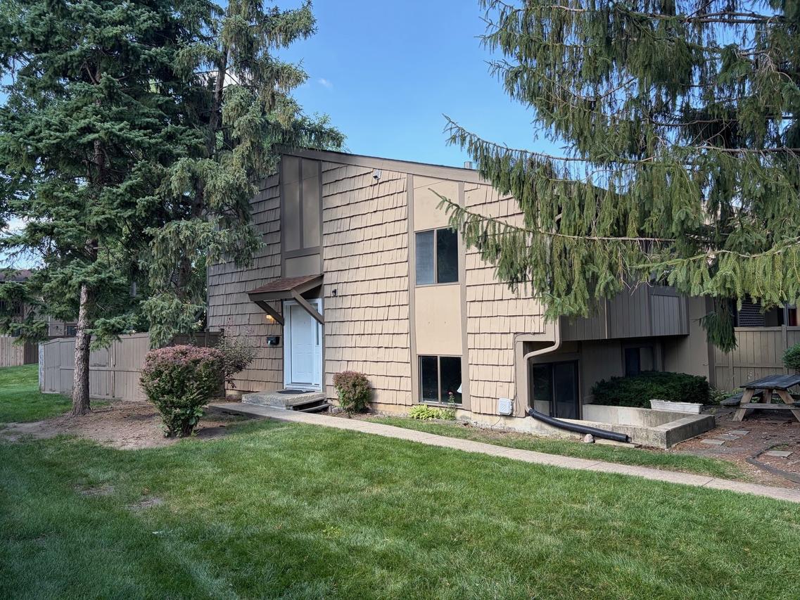 800 Oregon Tr., Roselle, IL 60172