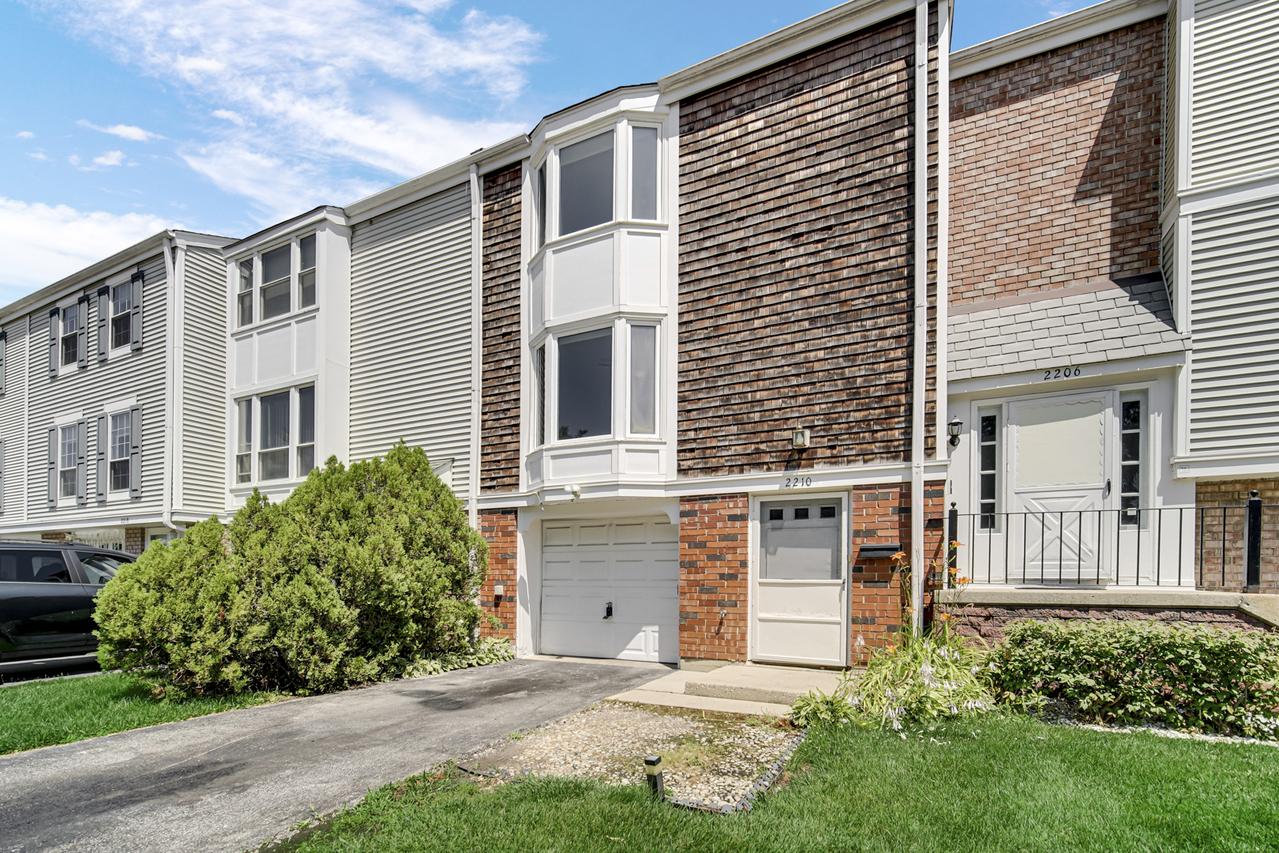 2210 Langdon Pl., Hoffman Estates, IL 60169