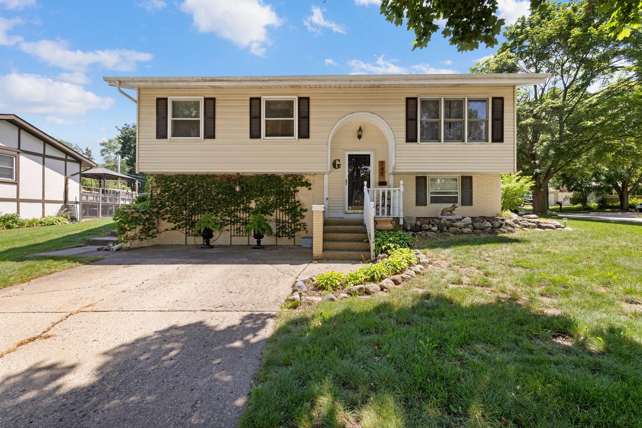 745 Sunbury Rd., South Elgin, IL 60177
