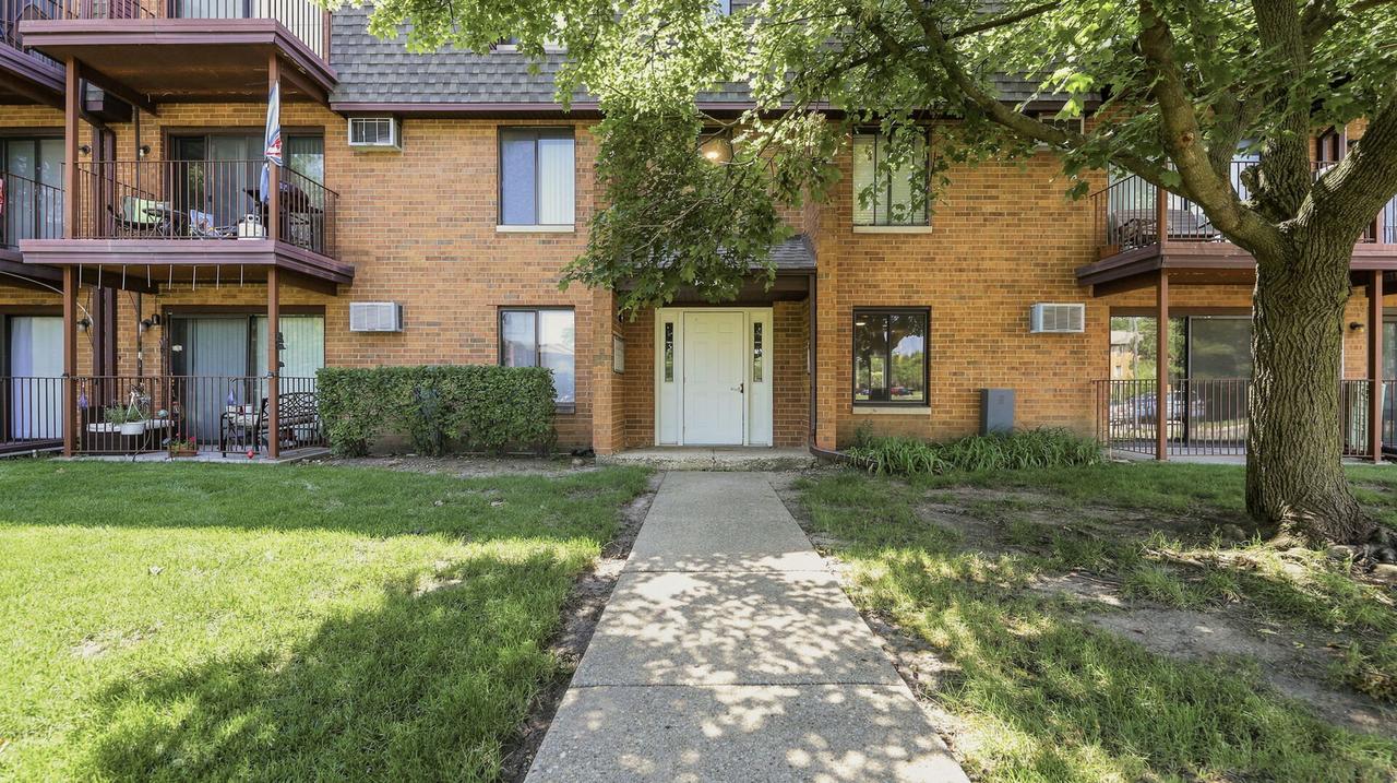 645 N Briar Hill Ln. #2, Addison, IL 60101