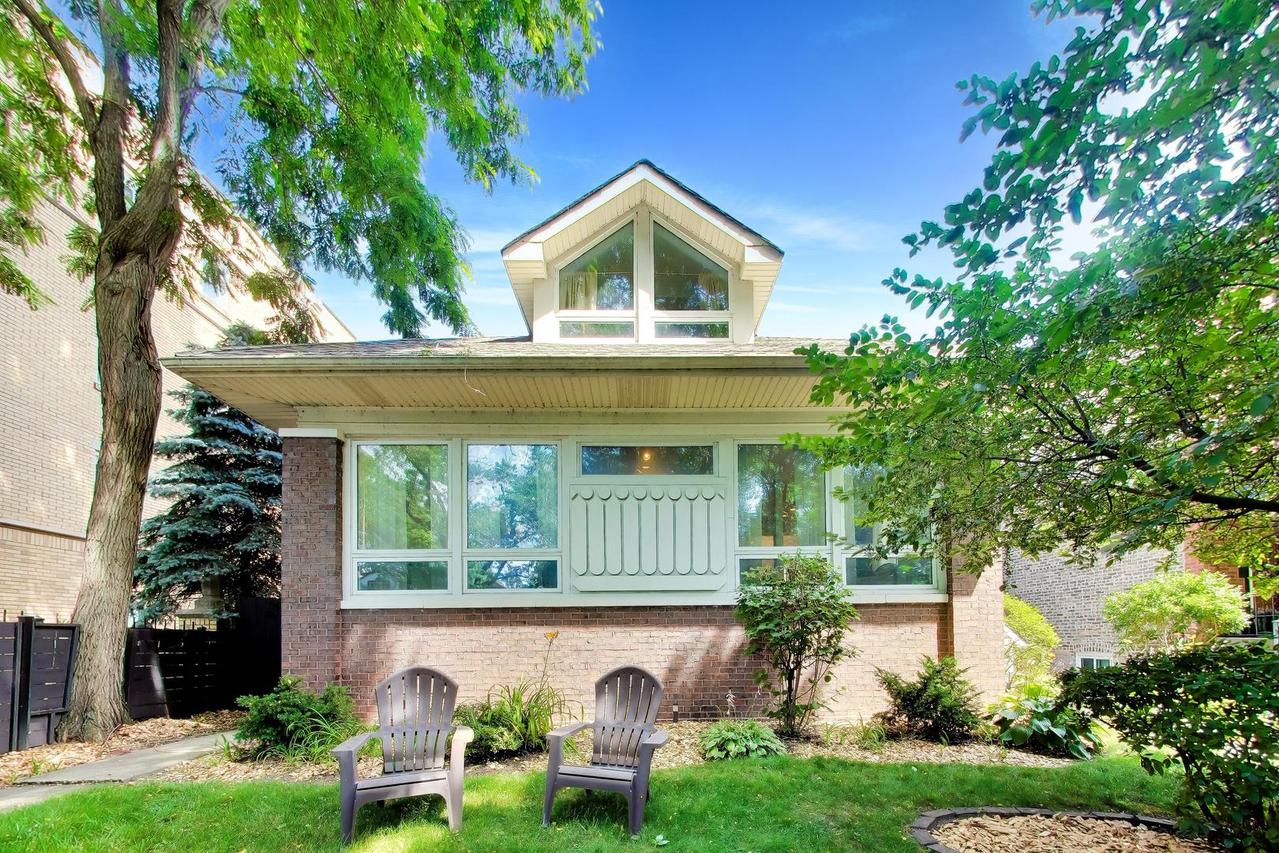 2012 W Estes Ave., Chicago, IL 60645