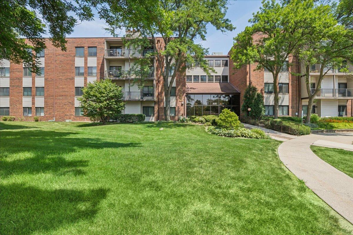 3030 Pheasant Creek Dr. #103, Northbrook, IL 60062