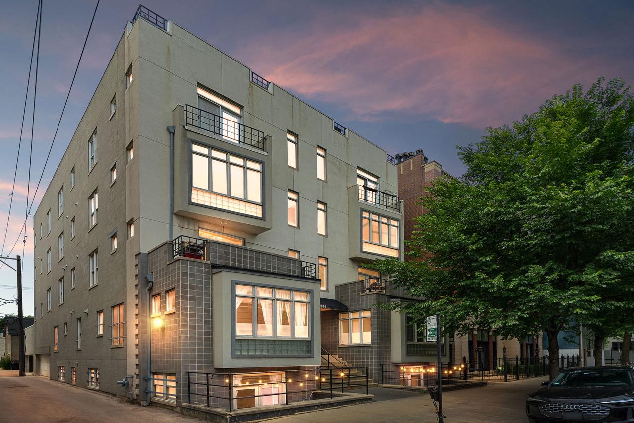 2814 N Sheffield Ave. #2S, Chicago, IL 60657