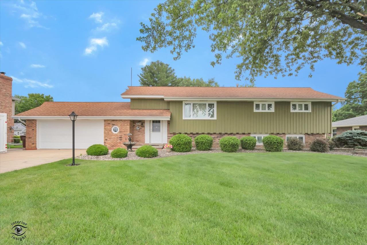 713 Oak Park Ave., Beecher, IL 60401
