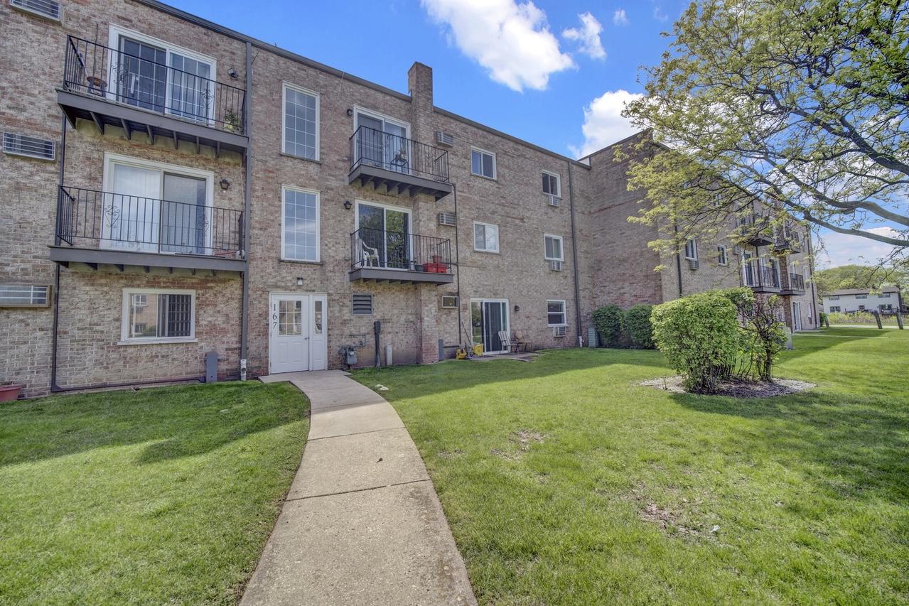 167 W Elk Tr., Carol Stream, IL 60188
