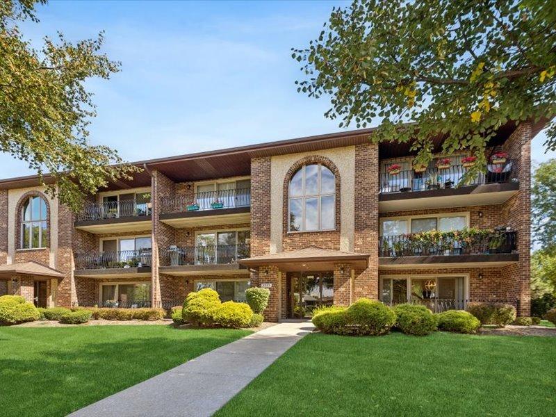 7555 Sheridan Dr. #1F, Willowbrook, IL 60527