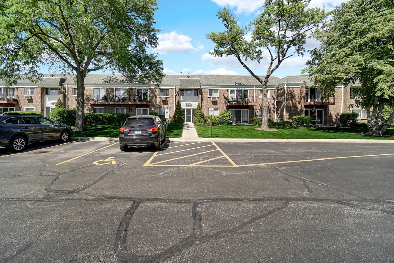 10369 Dearlove Rd. #1F, Glenview, IL 60025