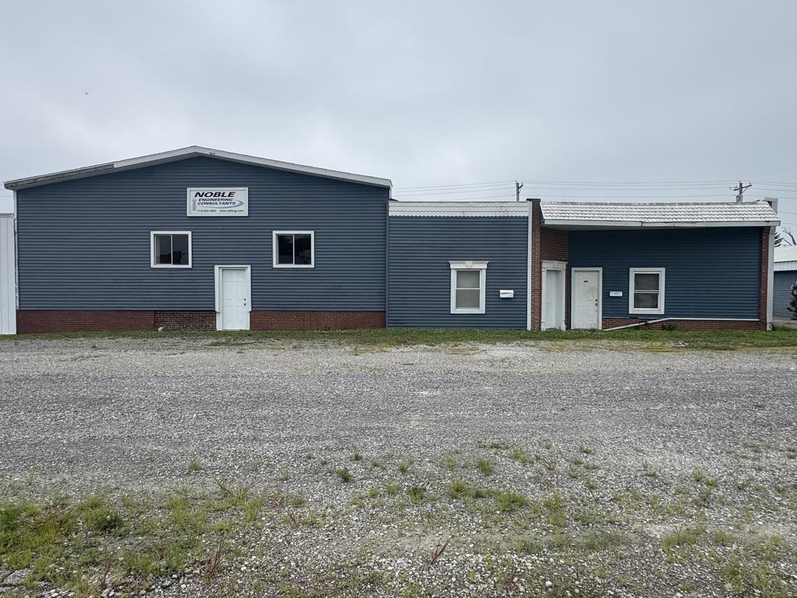 121 E Railroad St., Flora, IL 62839