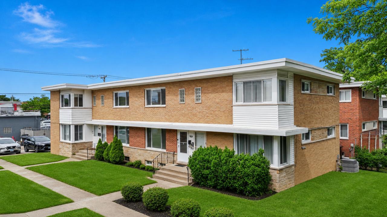 4864 Carol St. #B, Skokie, IL 60077