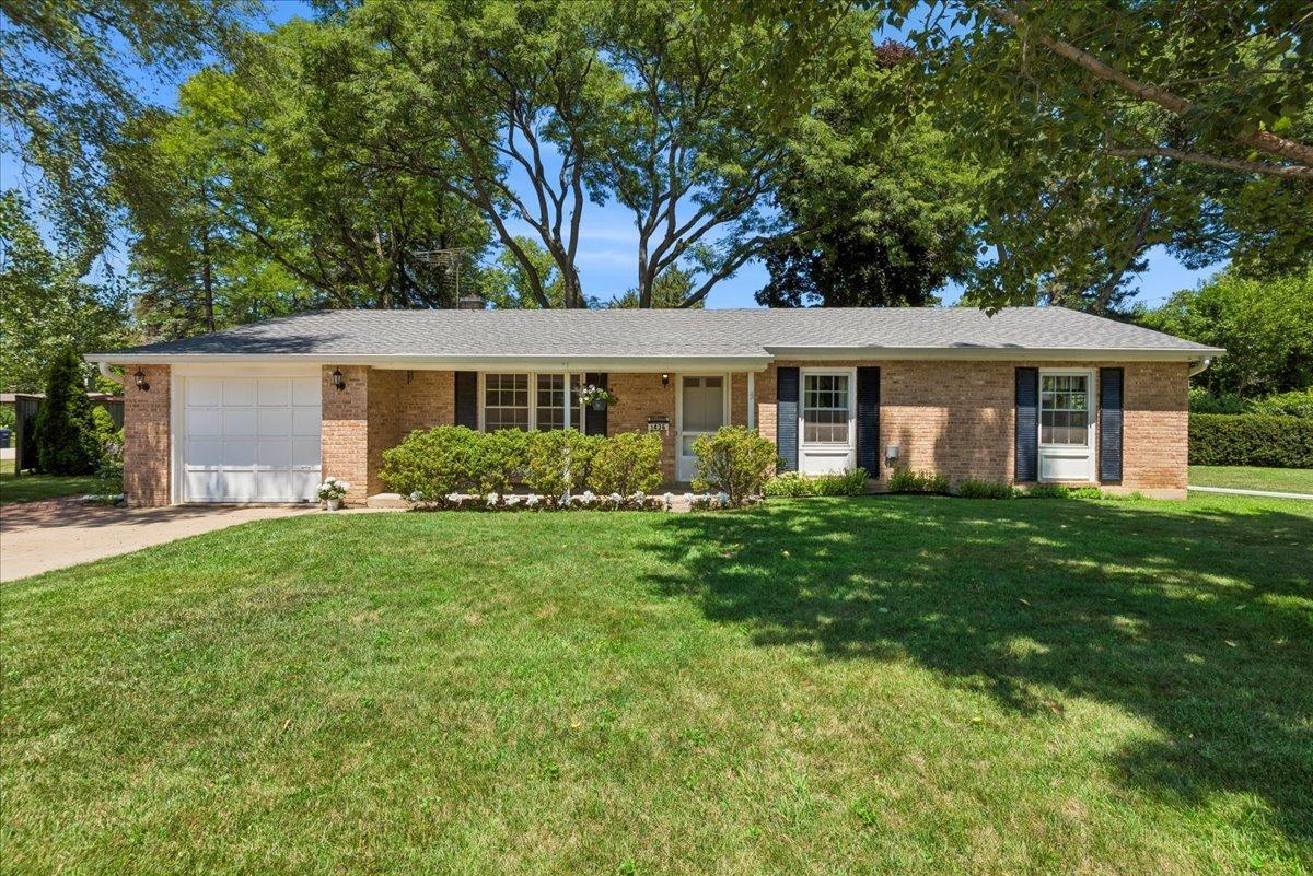 1436 Arbor Vitae Rd., Deerfield, IL 60015