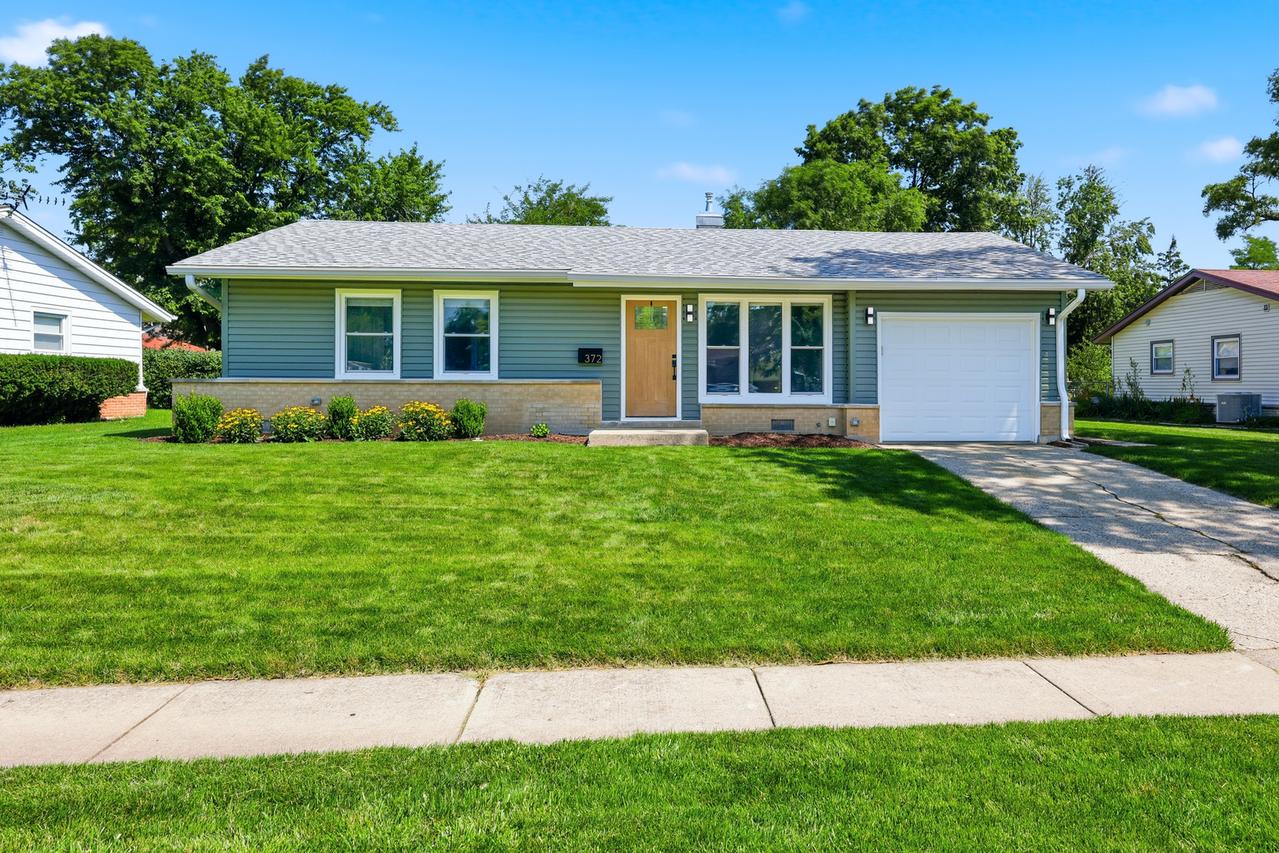 372 Clearmont Dr., Elk Grove Village, IL 60007