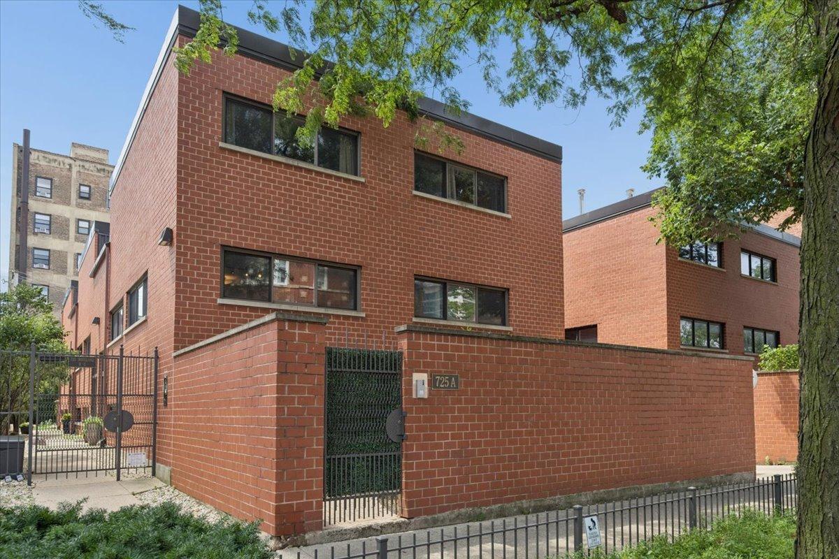725 W Waveland Ave. #A, Chicago, IL 60613