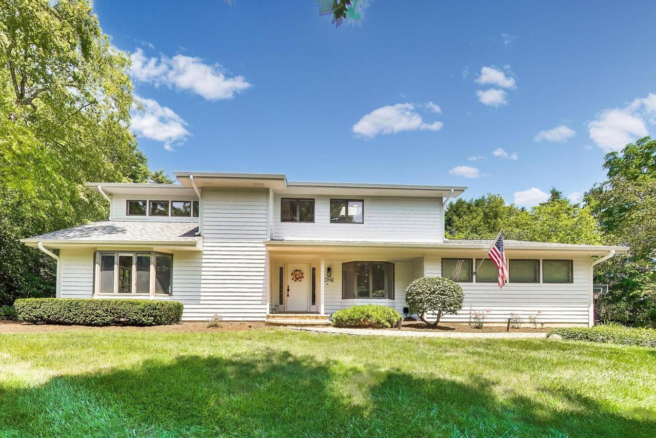 1 Birch Lakes Dr., Hawthorn Woods, IL 60047