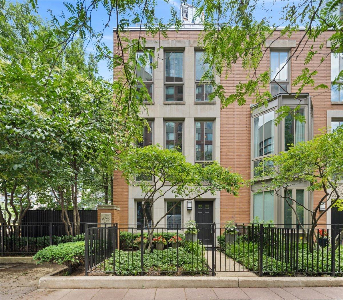 447 N Mcclurg Ct., Chicago, IL 60611