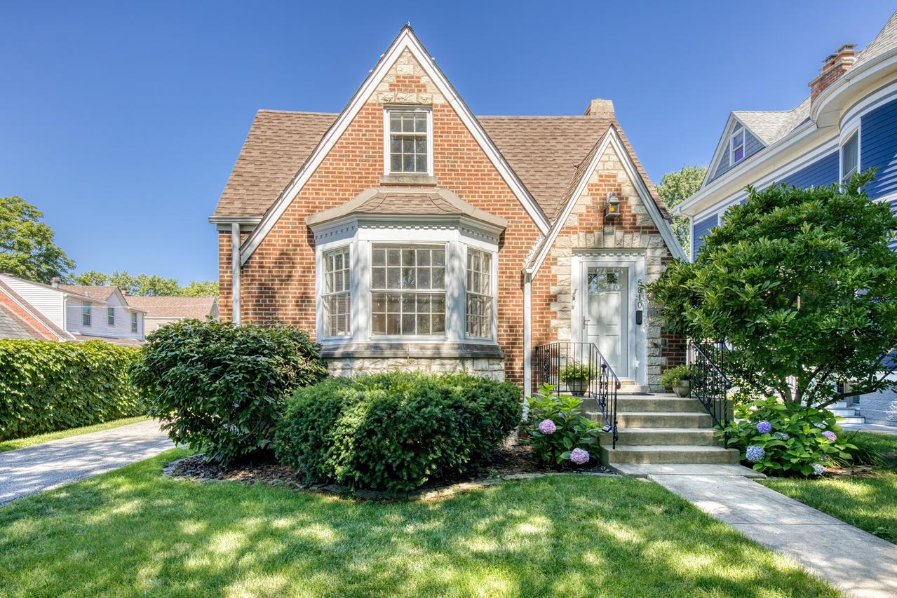5810 N East Circle Ave., Chicago, IL 60631