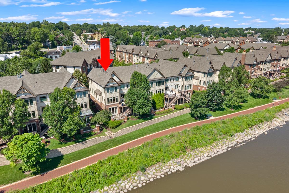 526 Brownstone Dr., St. Charles, IL 60174
