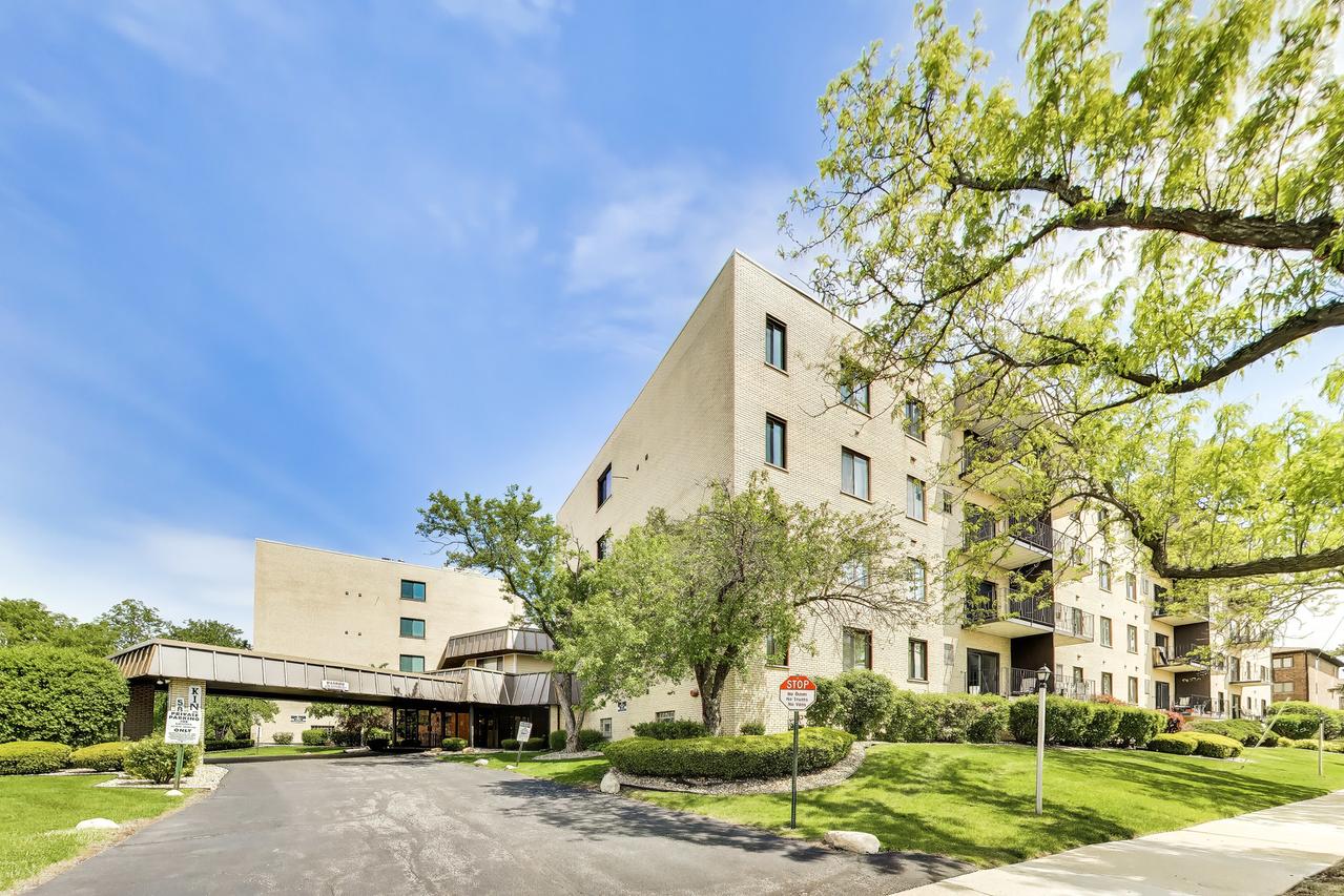 5840 W 104th St. #415, Oak Lawn, IL 60453