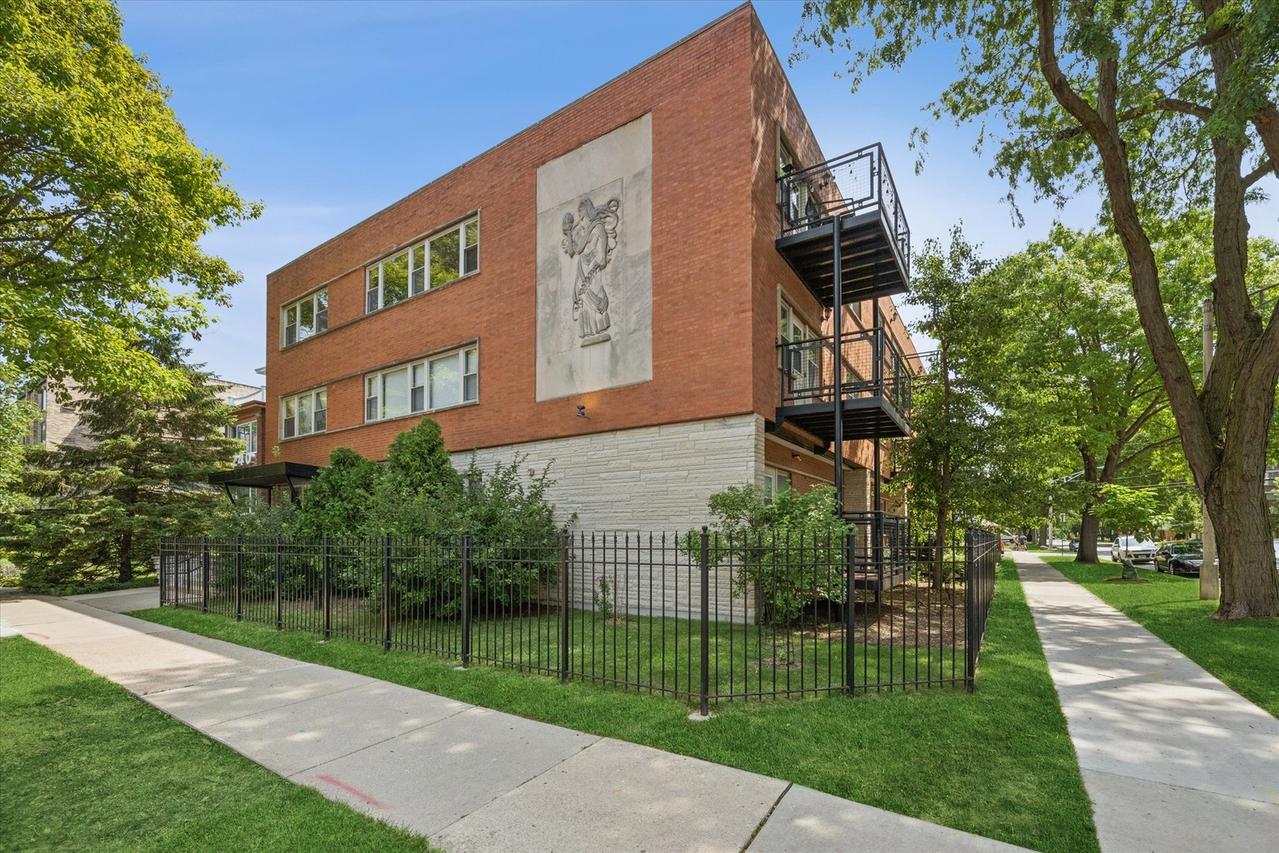 240 S Oak Park Ave. #305, Oak Park, IL 60302