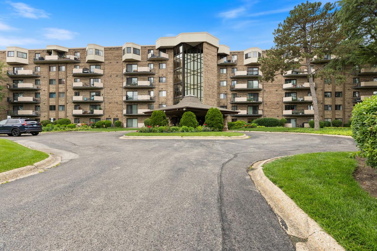 1243 E Baldwin Ln. #102, Palatine, IL 60074