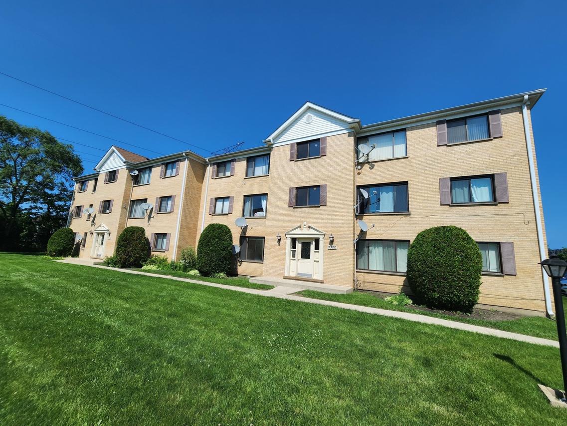 9300 Hamilton Ct. #D1, Des Plaines, IL 60016