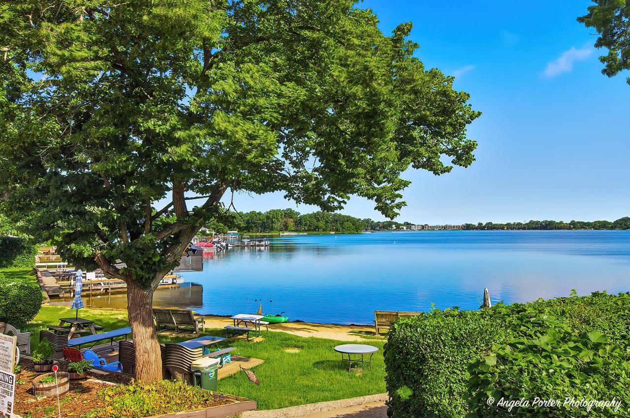240 Whitney Rd. #13, Lake Zurich, IL 60047