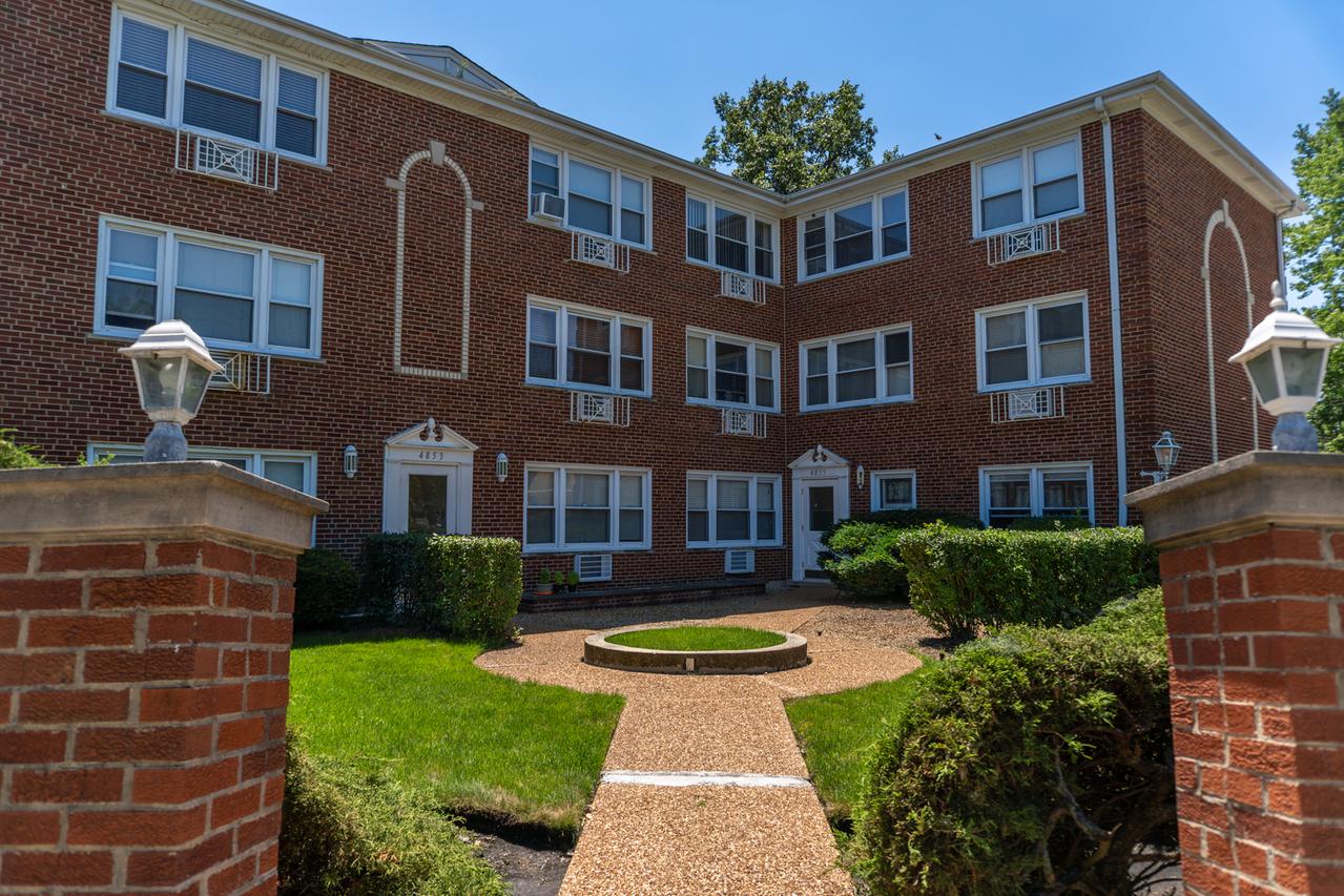 4855 Dobson St. #304, Skokie, IL 60077