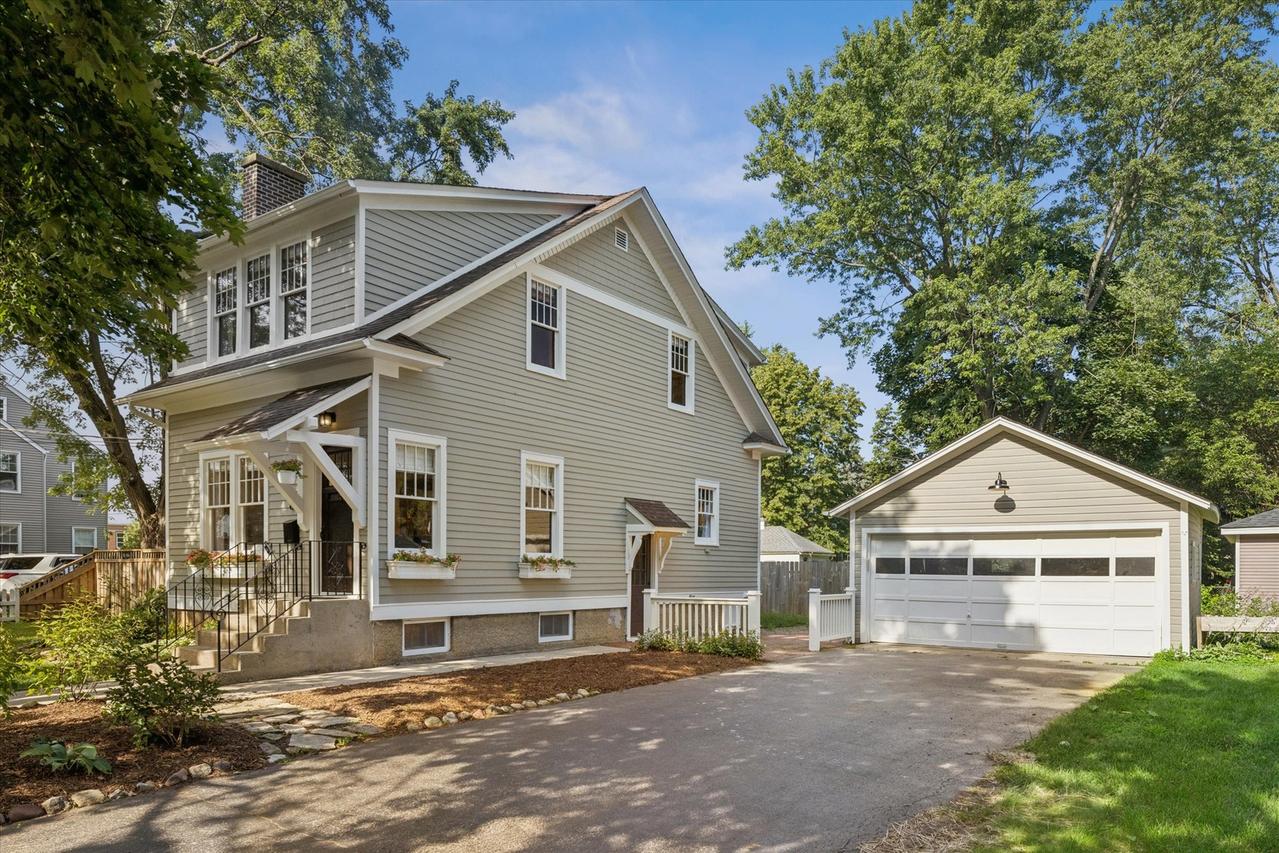 84 S Caroline St., Crystal Lake, IL 60014