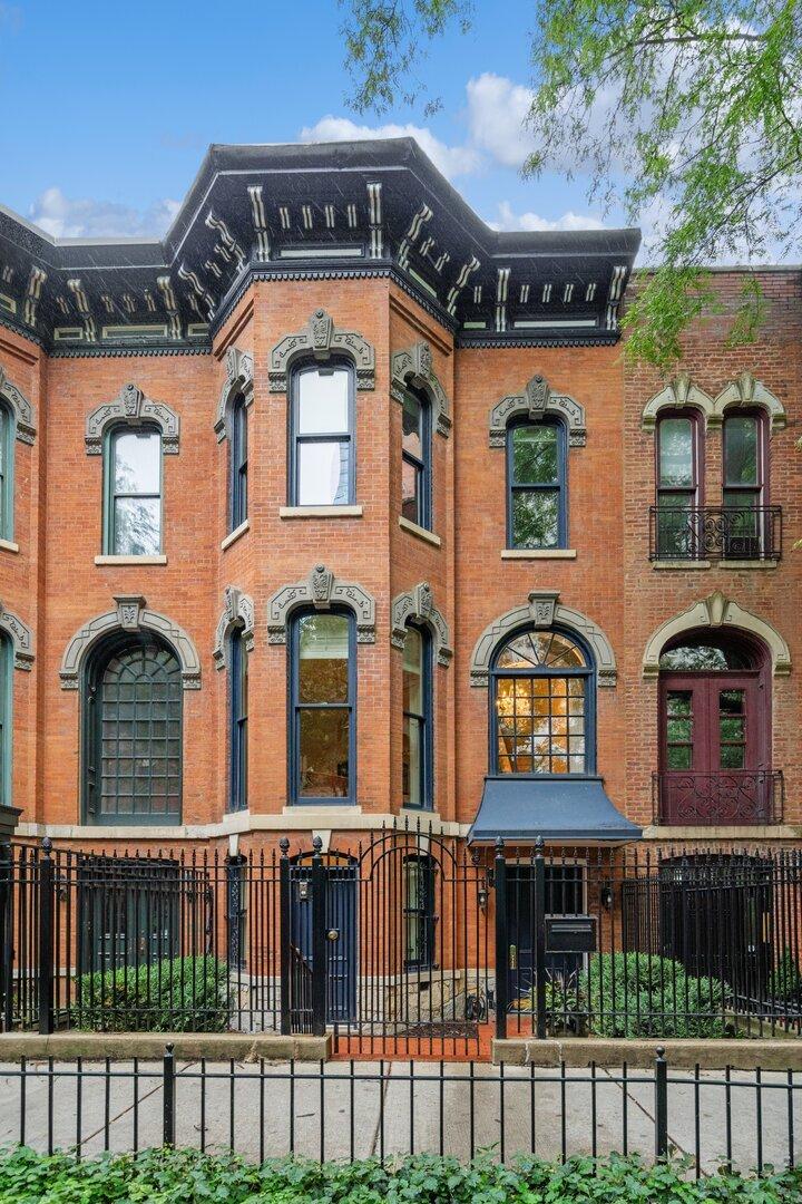 24 W Chestnut St., Chicago, IL 60610