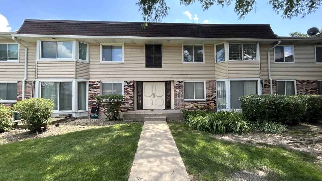 3100 Roberts Dr. #5, Woodridge, IL 60517