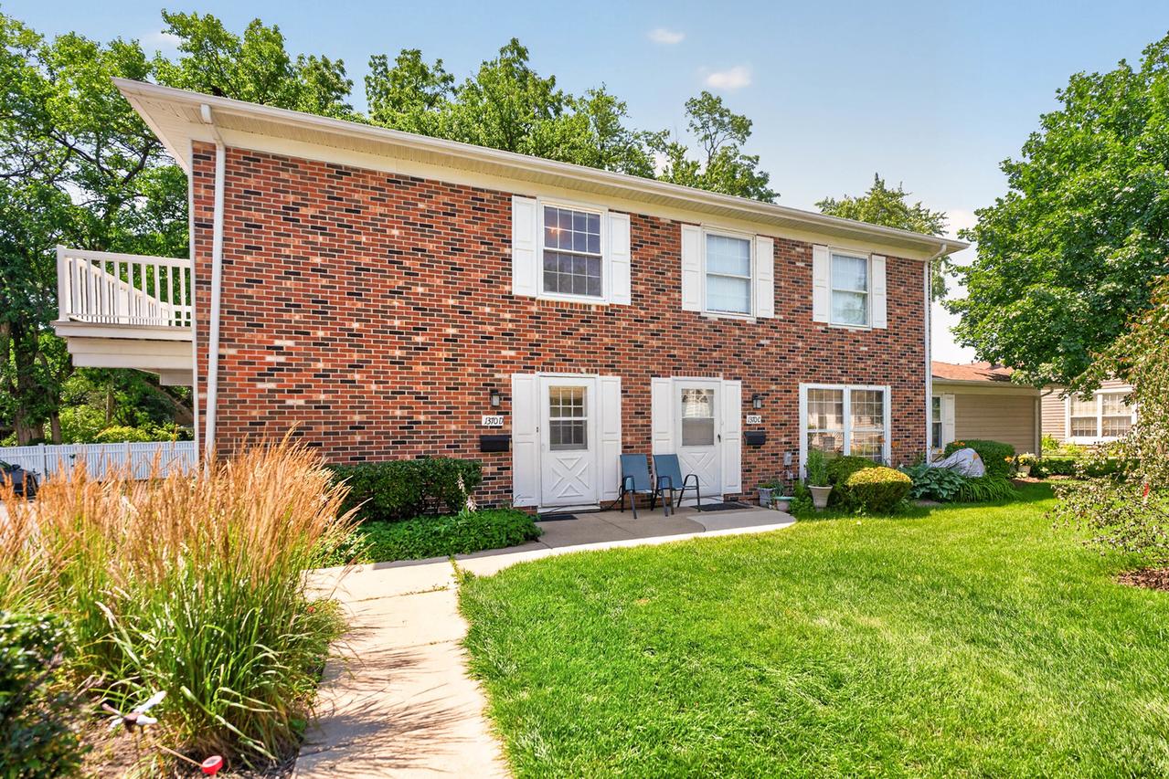 1370 Woodcutter Ln. #D, Wheaton, IL 60189