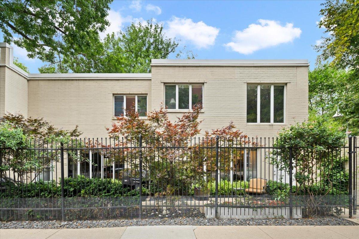 945 S Park Ter., Chicago, IL 60605