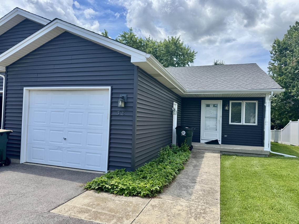 38 Silver Tr., North Aurora, IL 60542