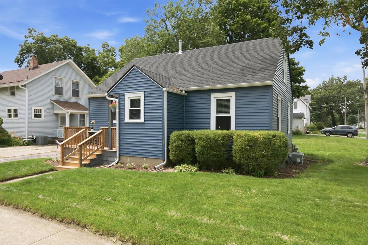 241 N Lord Ave., Carpentersville, IL 60110