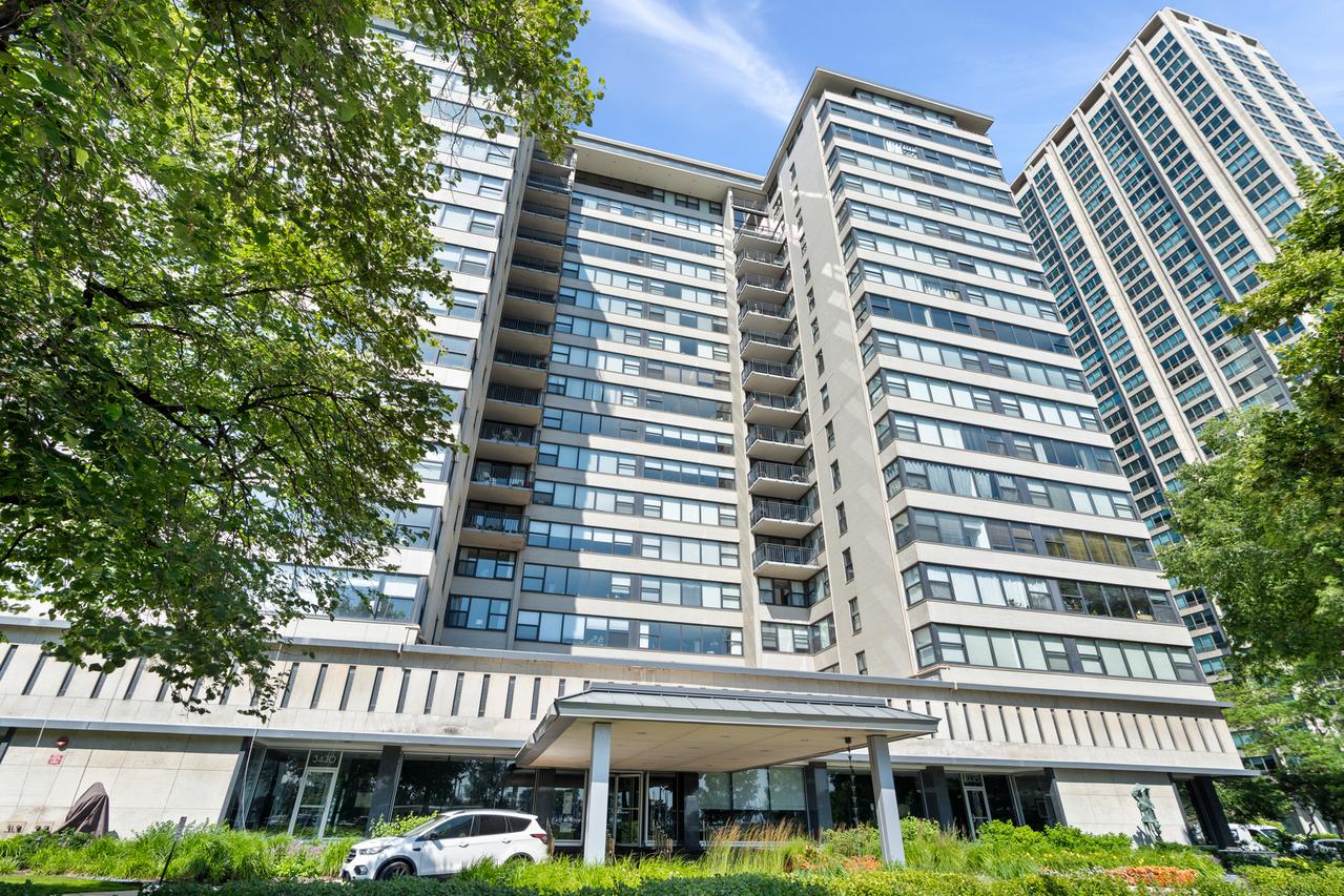 3440 N Lake Shore Dr. #17F, Chicago, IL 60657