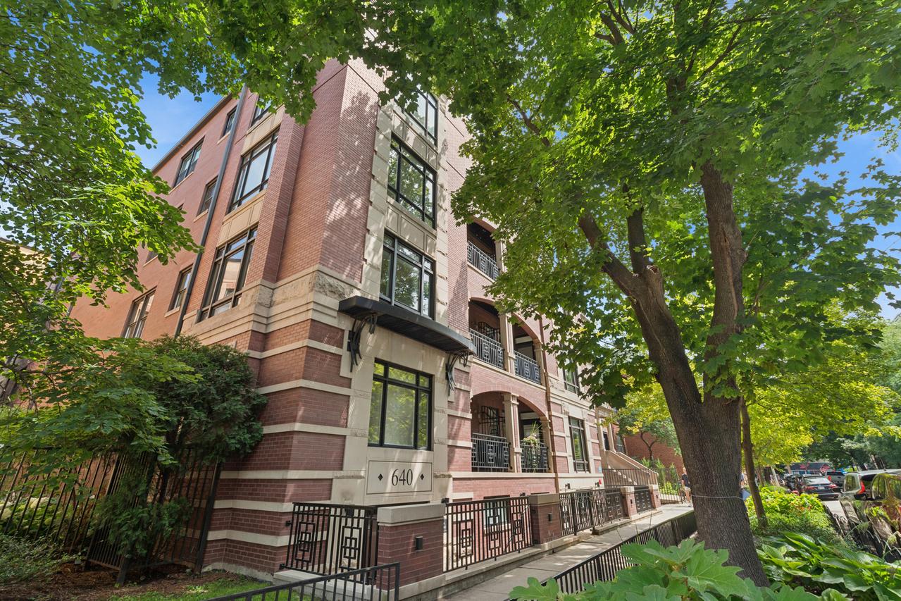 640 W Barry Ave. #204, Chicago, IL 60657