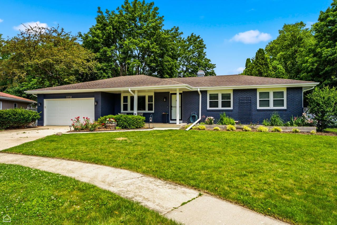 1978 N Fork Cir., Elgin, IL 60123