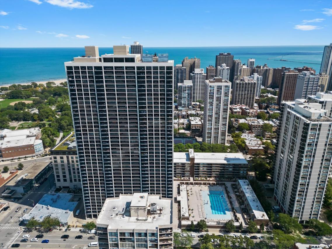 1560 N Sandburg Ter. #2708J, Chicago, IL 60610
