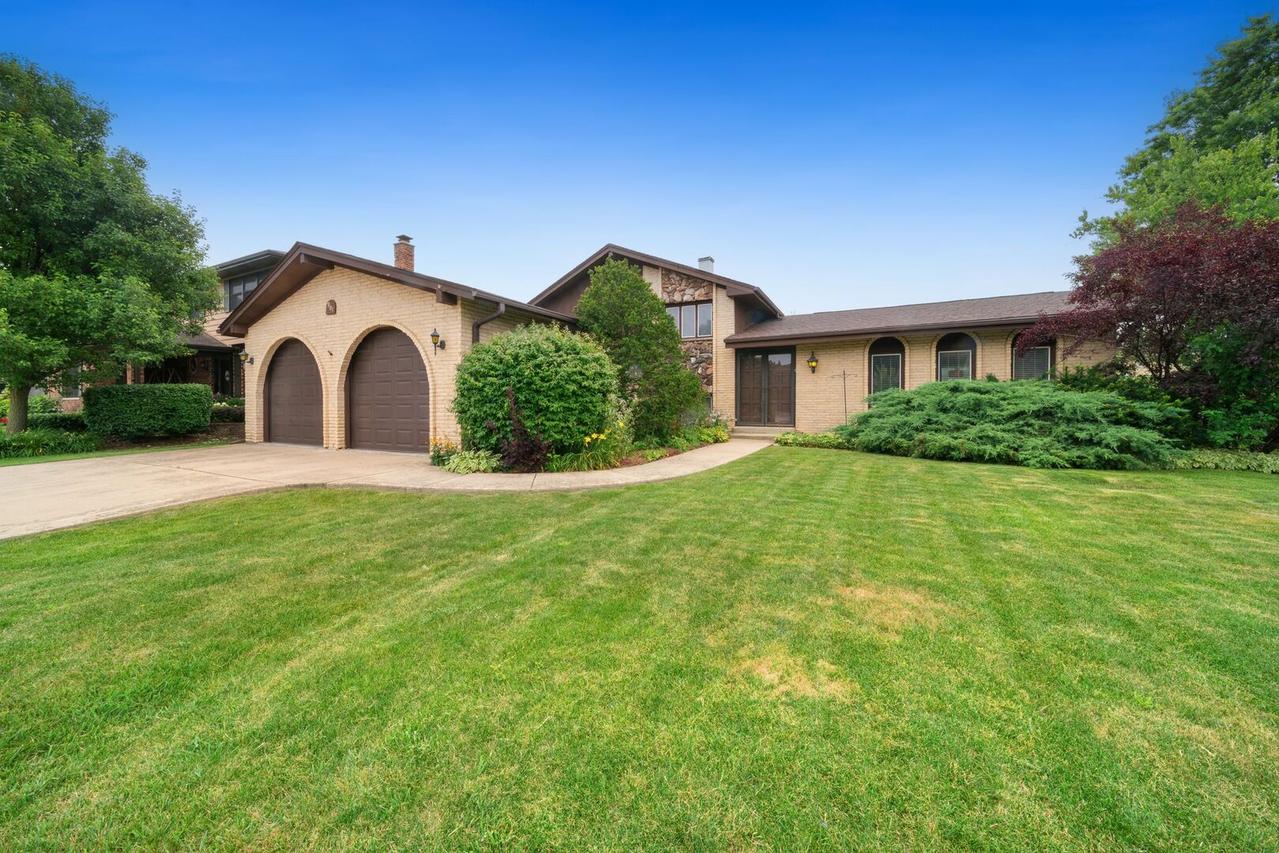 901 Claremont Dr., Downers Grove, IL 60516