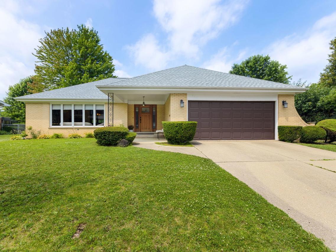 730 Castlewood Ln., Deerfield, IL 60015