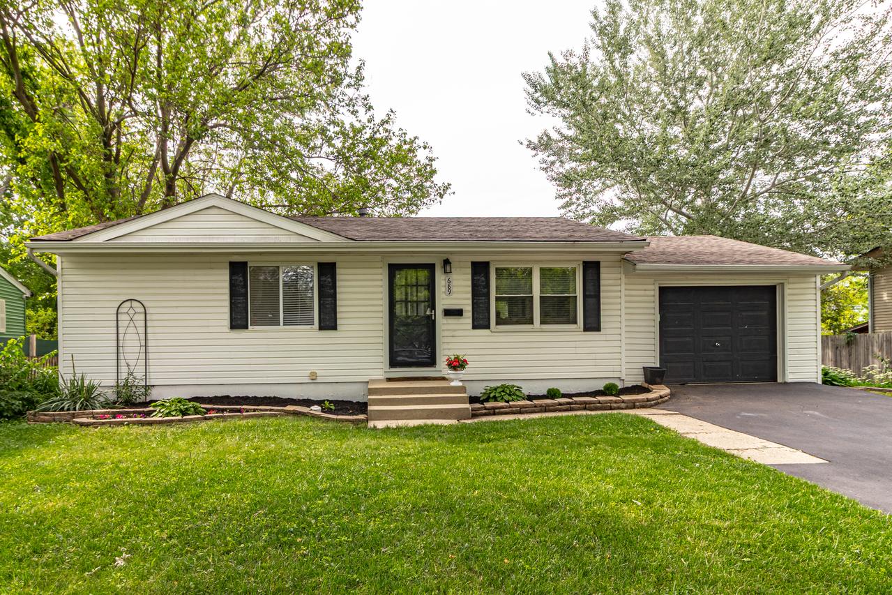 689 Laurel Ave., Wauconda, IL 60084